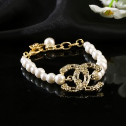 Large logo pearl bracelet